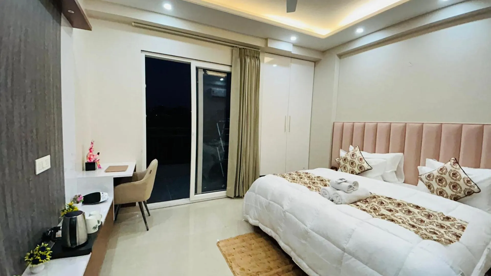 Private 1 Bhk Serviced Apartments Sector 52 Near Millennium City Metro Station Gurgaon 0*,