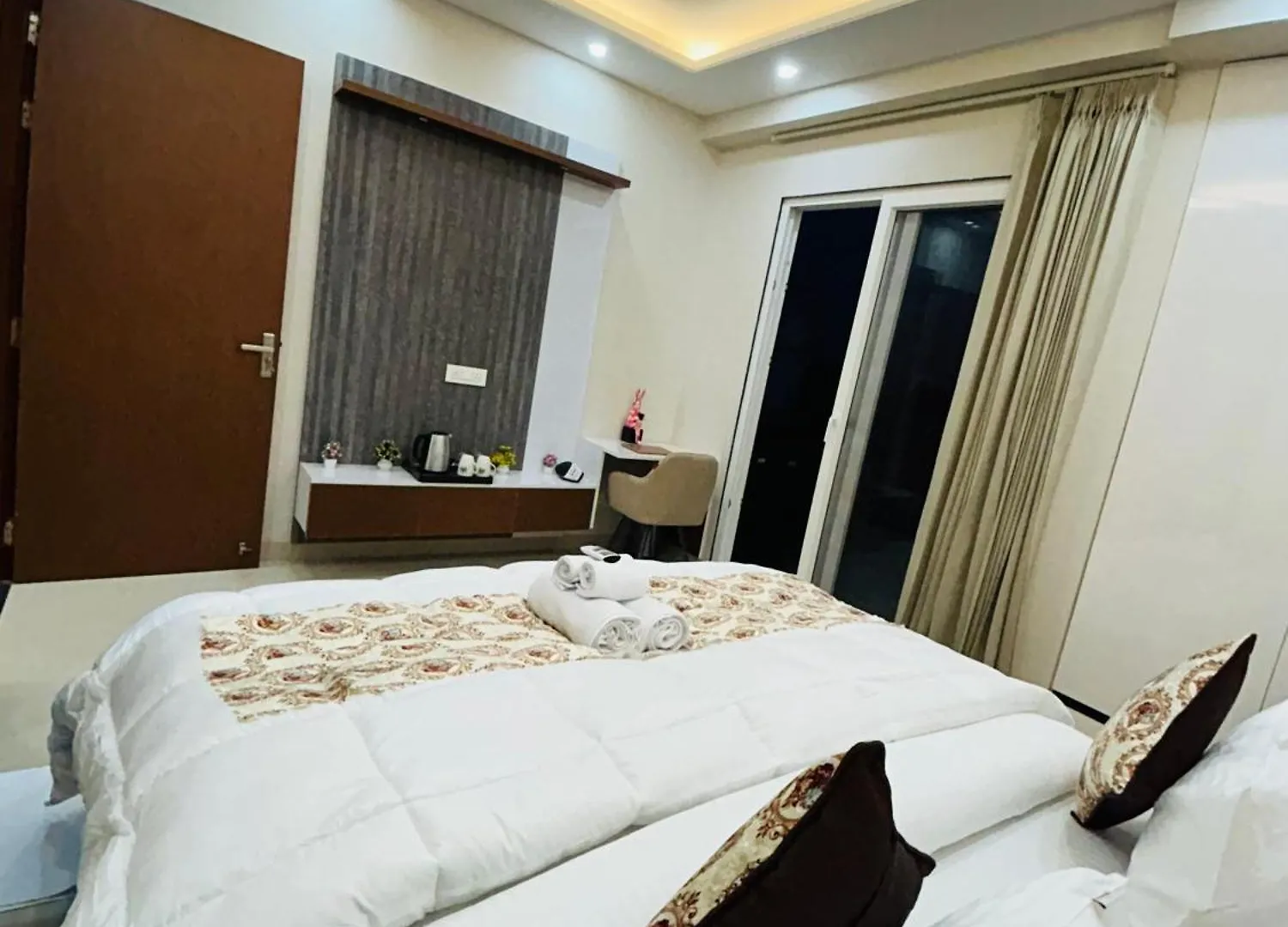 Private 1 Bhk Serviced Apartments Sector 52 Near Millennium City Metro Station Gurgaon 0*,