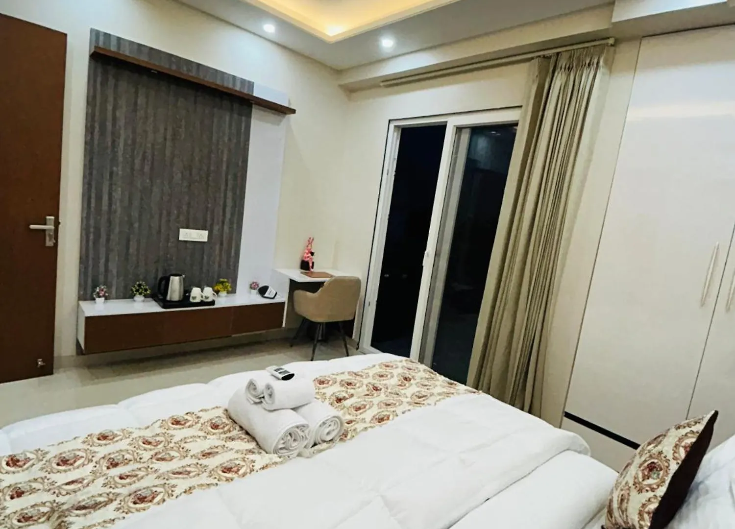 Private 1 Bhk Serviced Apartments Sector 52 Near Millennium City Metro Station Gurgaon